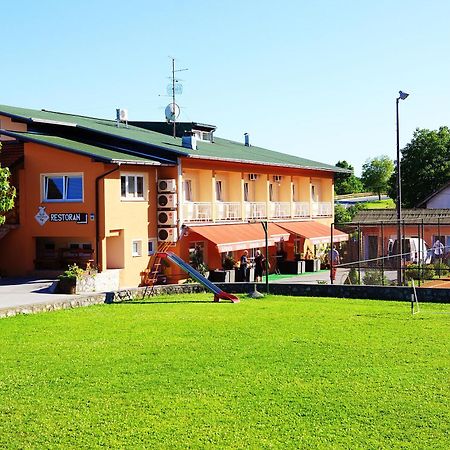 Bed And Breakfast Restaurant Dp Donji Zvecaj Eksteriør bilde