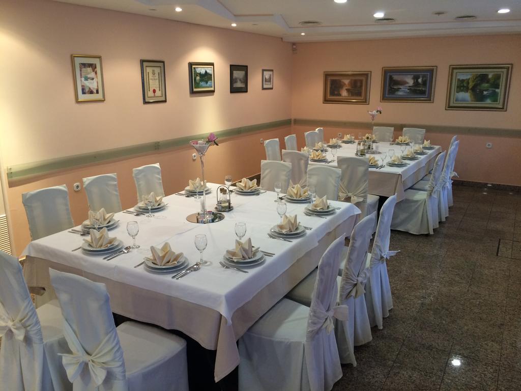 Bed And Breakfast Restaurant Dp Donji Zvecaj Eksteriør bilde