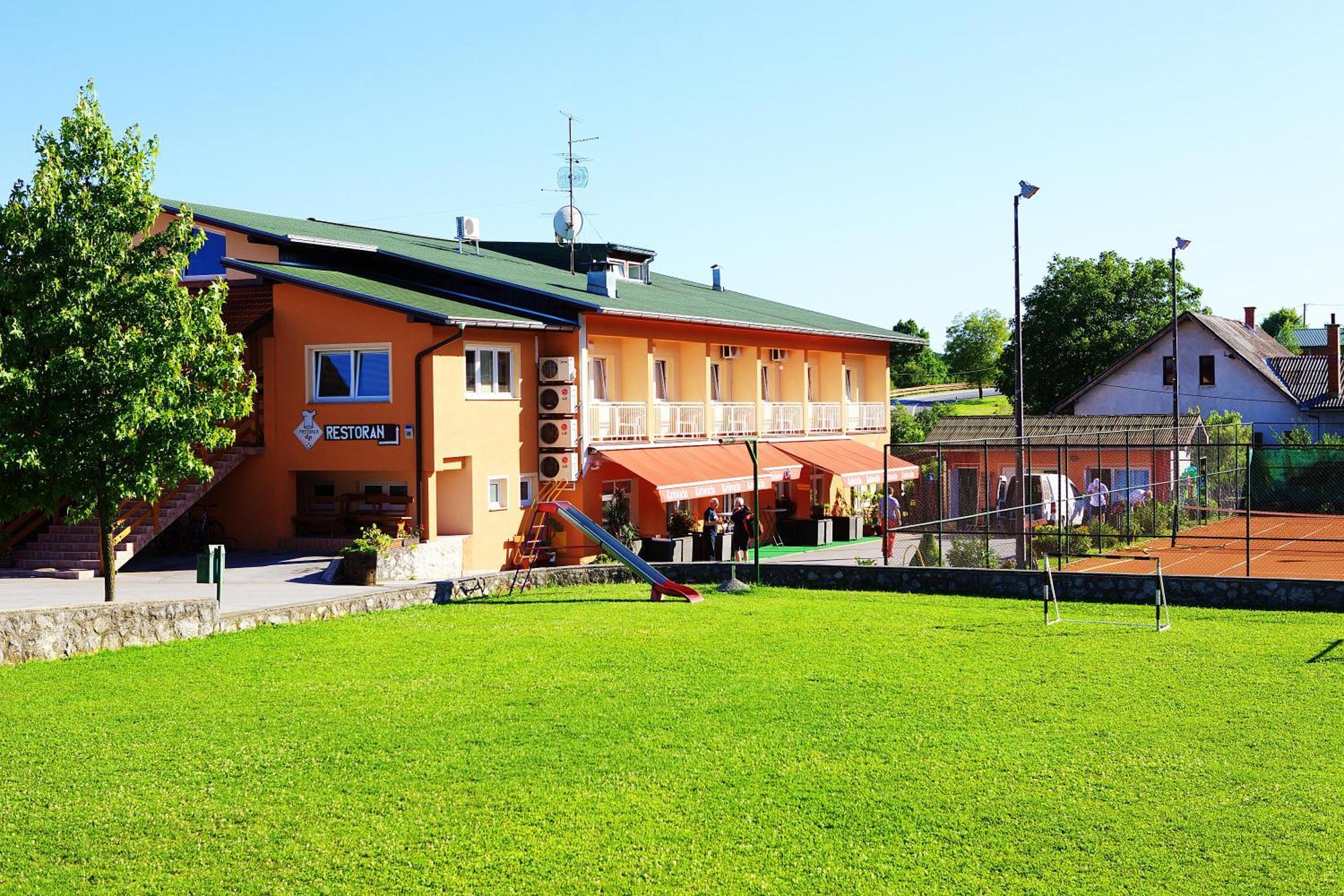 Bed And Breakfast Restaurant Dp Donji Zvecaj Eksteriør bilde