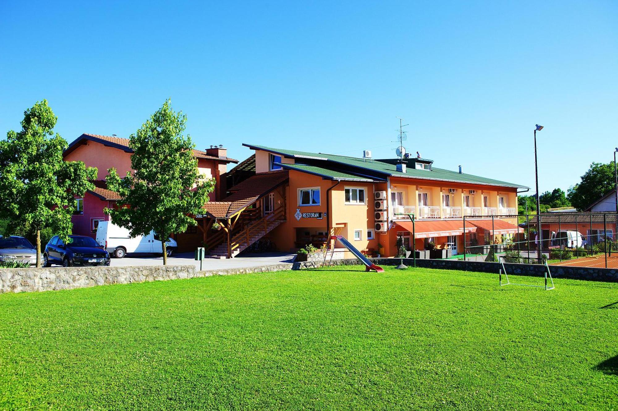 Bed And Breakfast Restaurant Dp Donji Zvecaj Eksteriør bilde