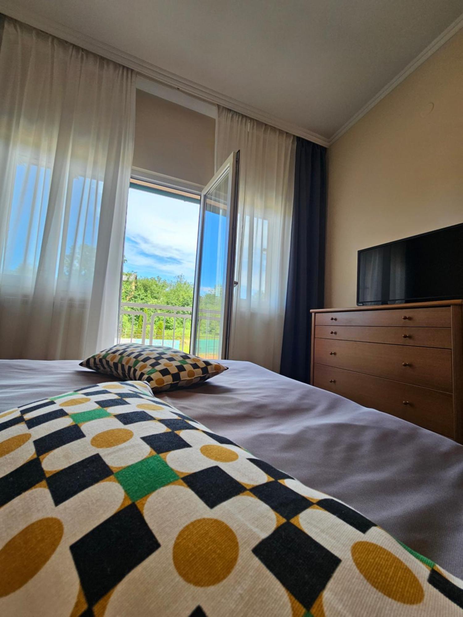 Bed And Breakfast Restaurant Dp Donji Zvecaj Rom bilde