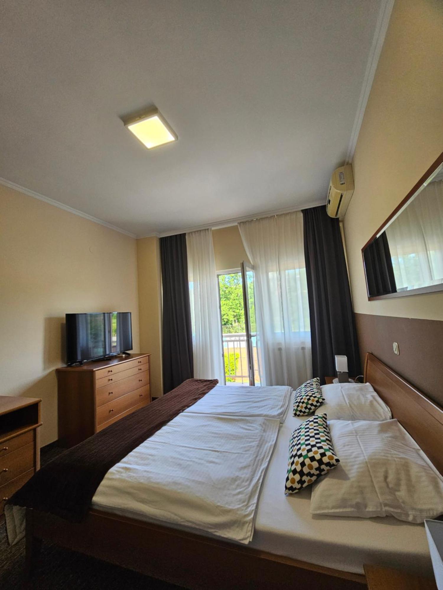 Bed And Breakfast Restaurant Dp Donji Zvecaj Rom bilde