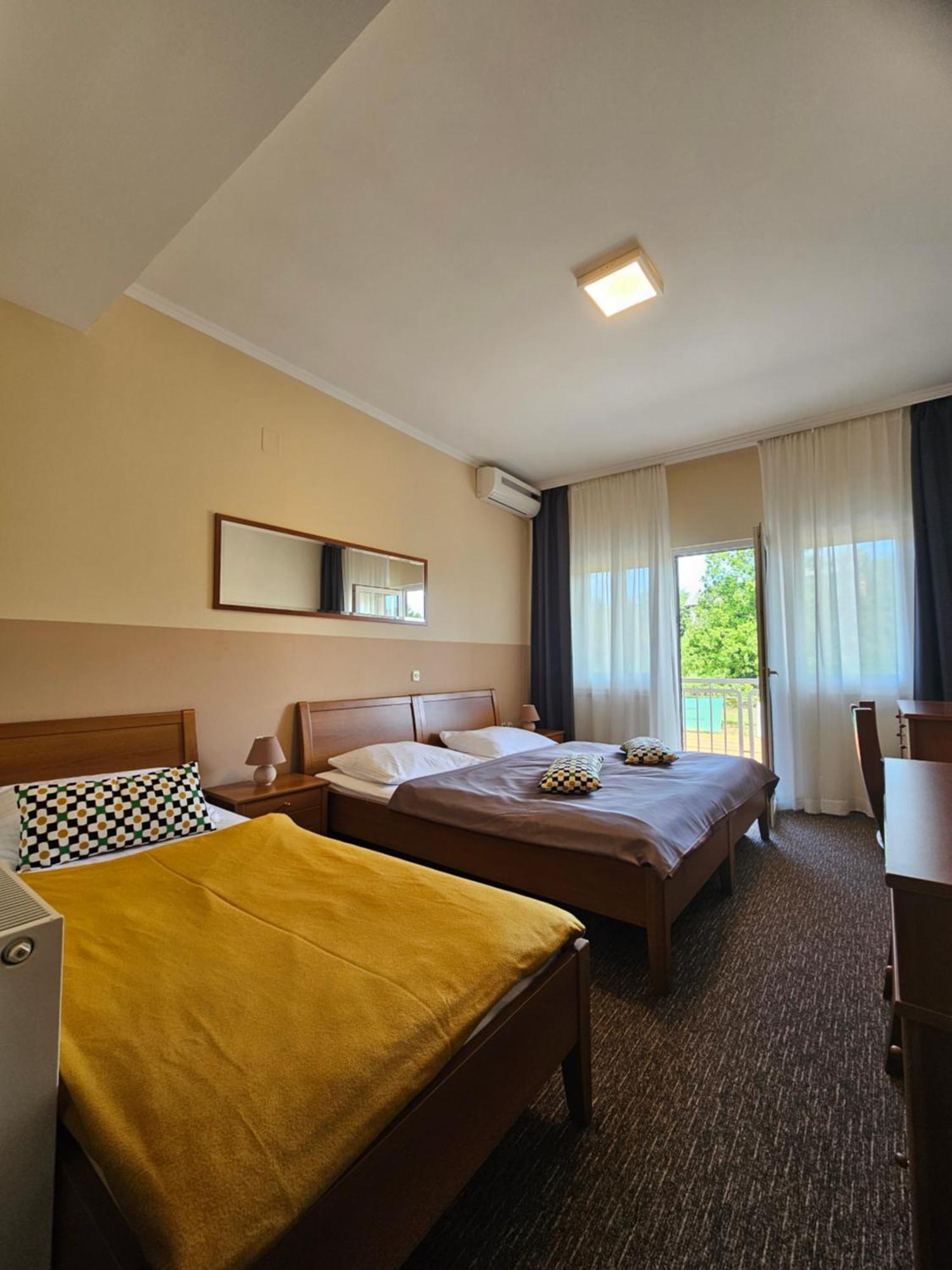 Bed And Breakfast Restaurant Dp Donji Zvecaj Rom bilde