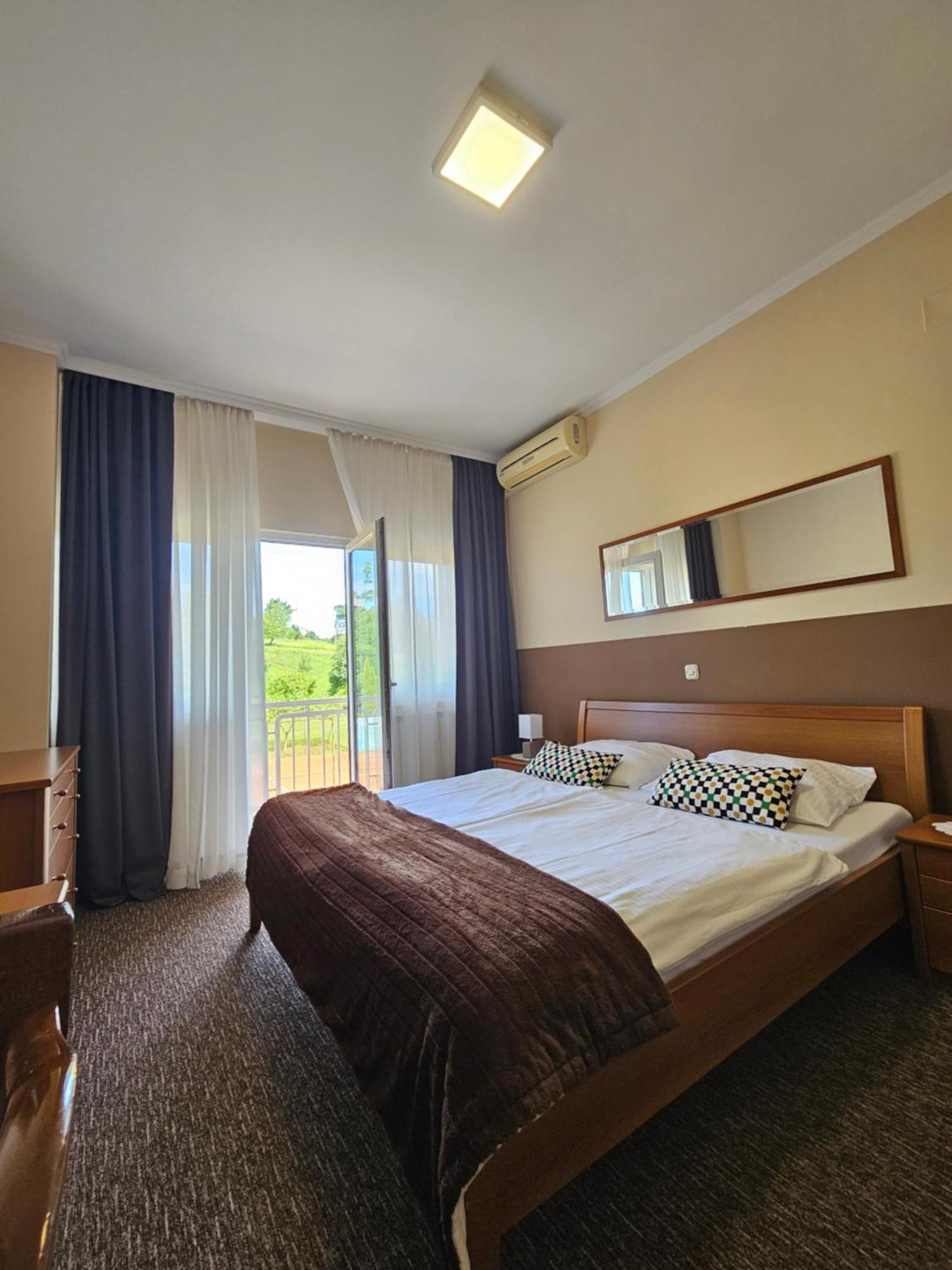 Bed And Breakfast Restaurant Dp Donji Zvecaj Rom bilde