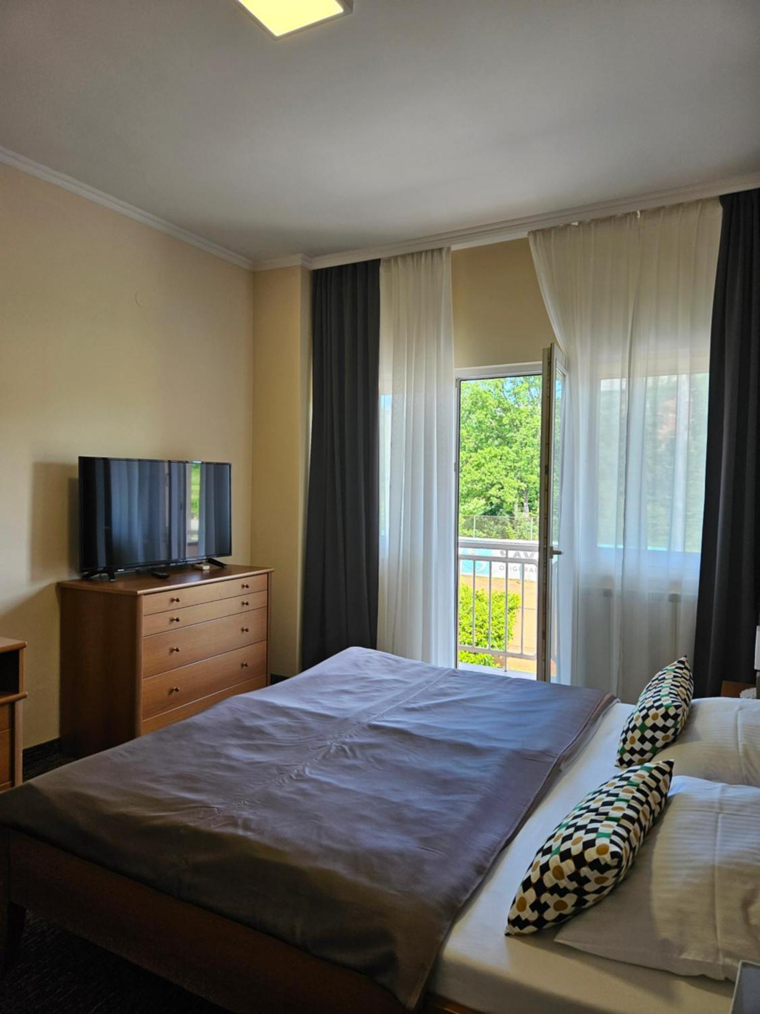 Bed And Breakfast Restaurant Dp Donji Zvecaj Rom bilde