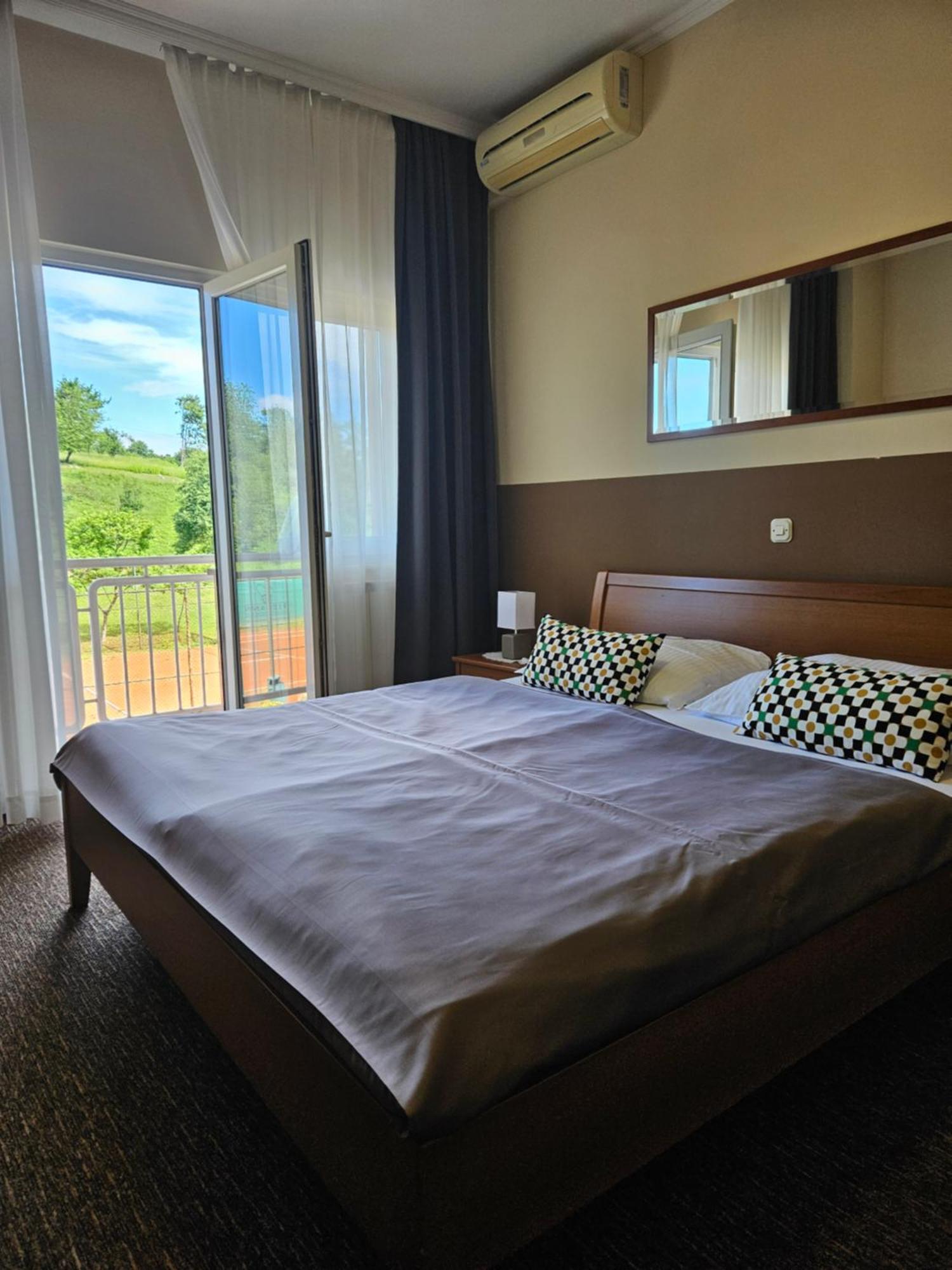 Bed And Breakfast Restaurant Dp Donji Zvecaj Rom bilde