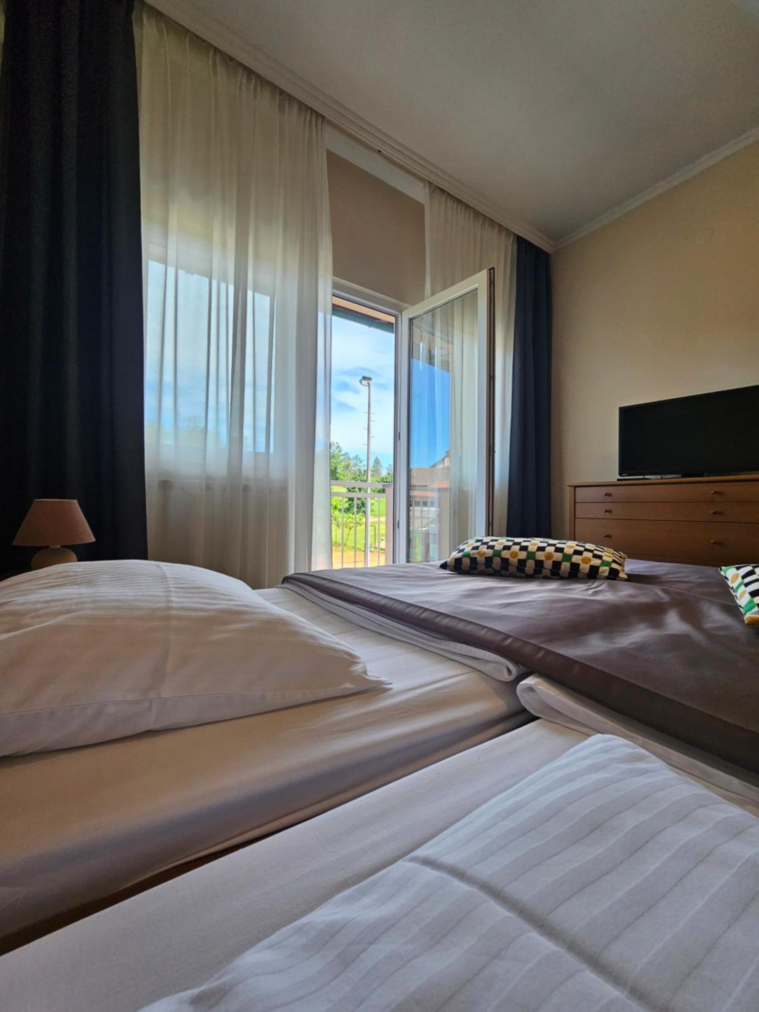 Bed And Breakfast Restaurant Dp Donji Zvecaj Eksteriør bilde